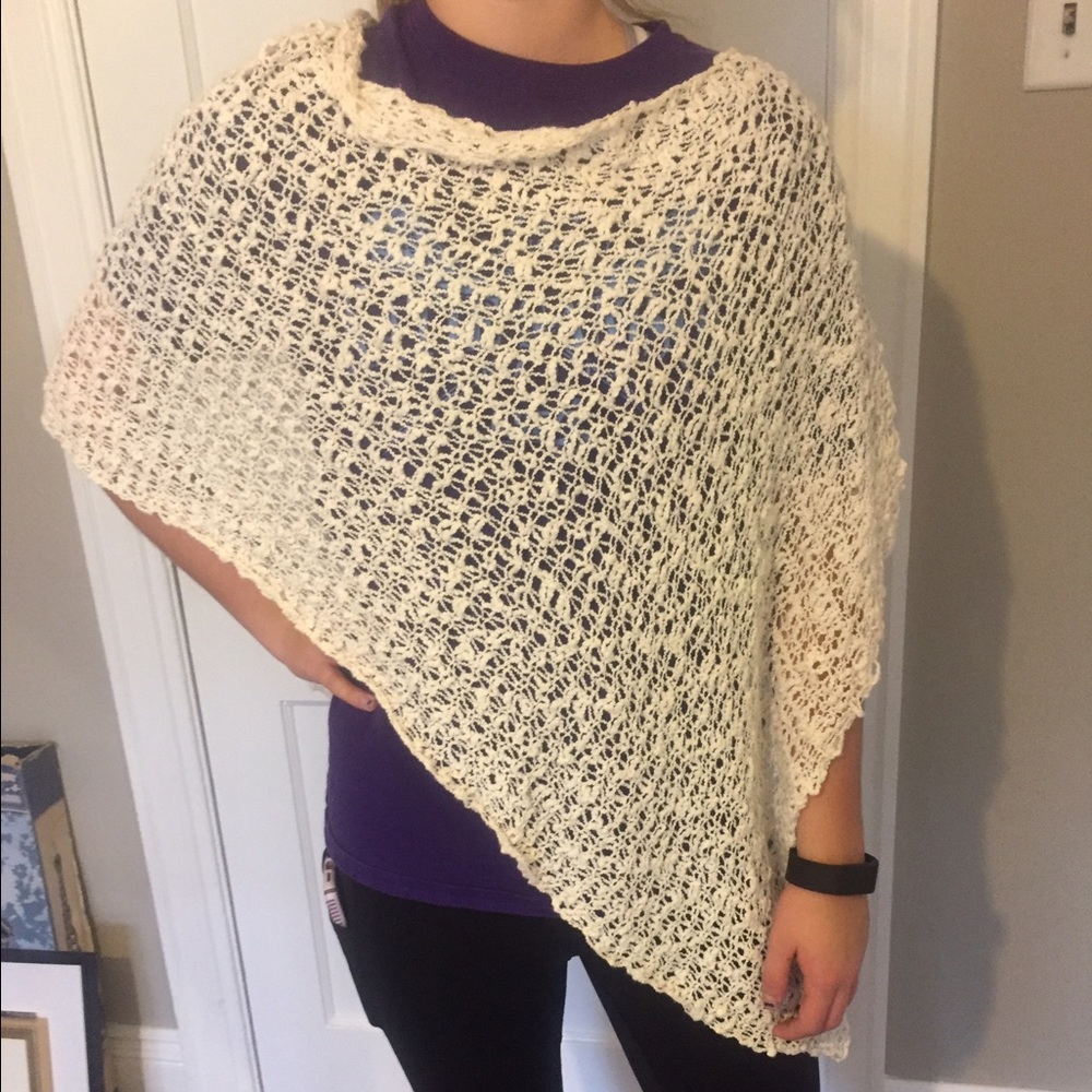 Poncho cream knit. One size. Awesome Look