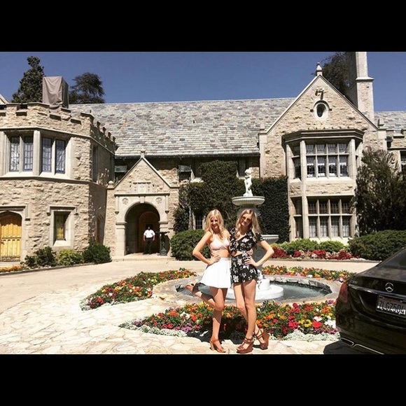 Hi my name is Elle! Welcome to my closet ๐๐ - Picture 2 of 2