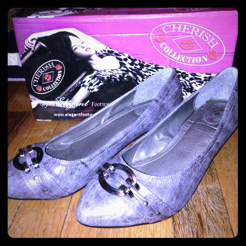 Gray buckle dress shoes