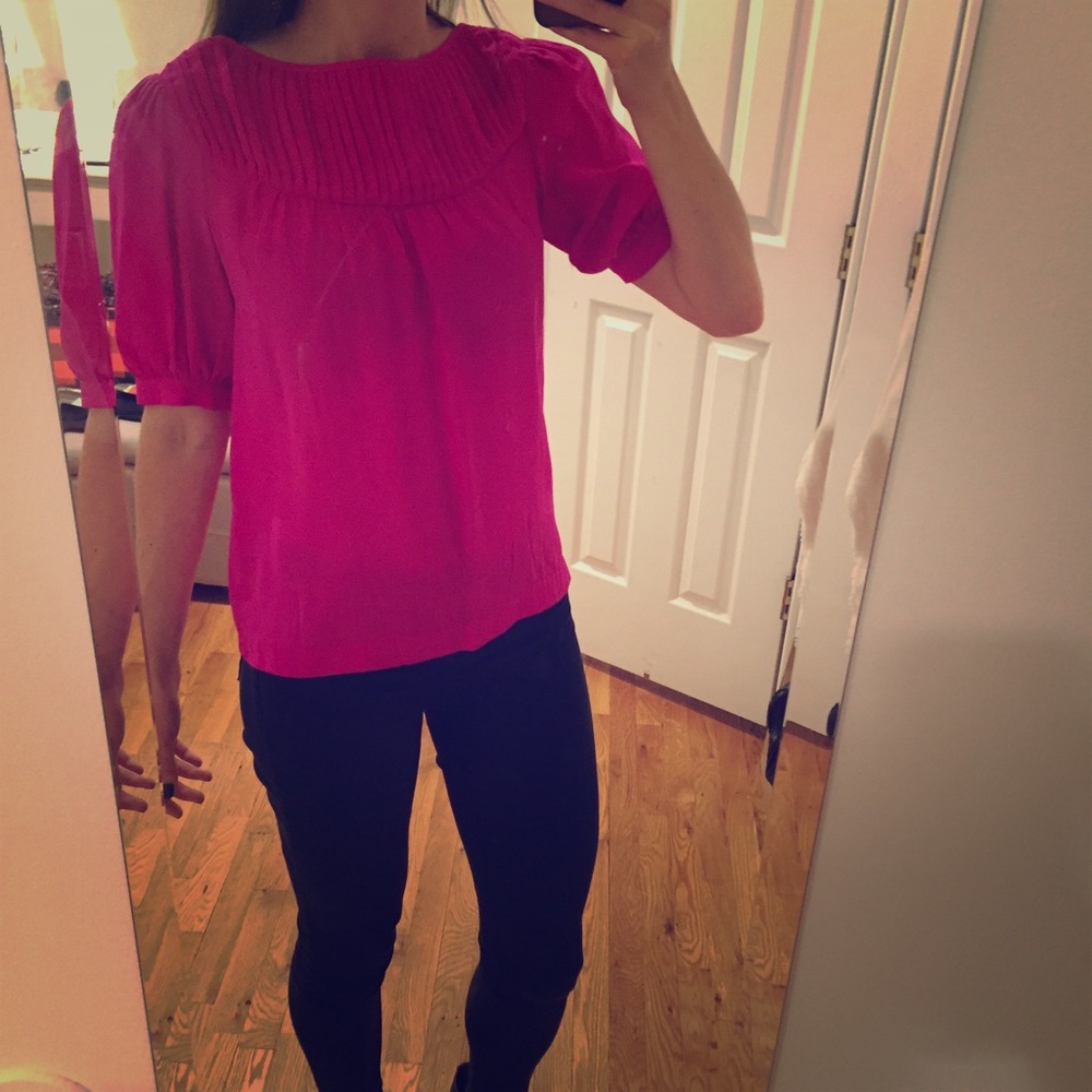 Vibrant silk pink blouse w collar detail 😍