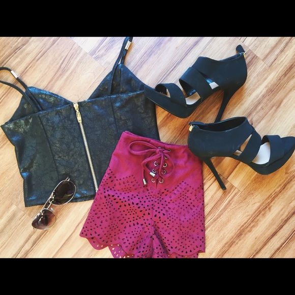 Black leather croptop with zipper back - Picture 2 of 2