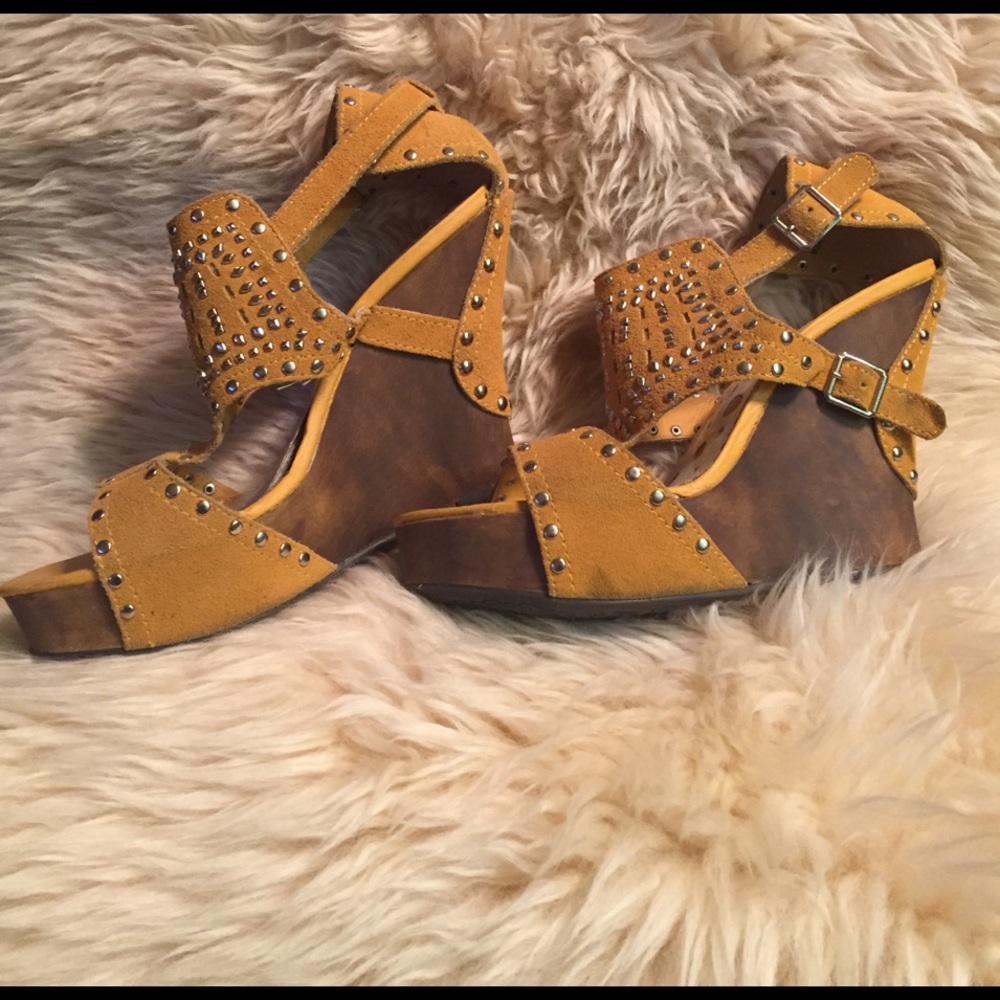 Golden yellow suede sandal
