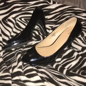 Patent leather peep toe pumps