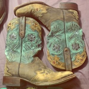 Women's boots size 10M. Worn 2 times only.