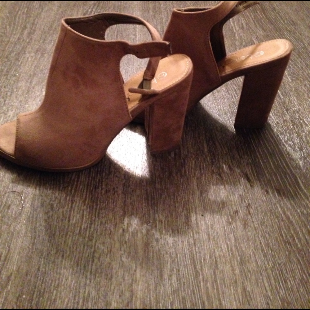 Taupe heeled open toed shoe