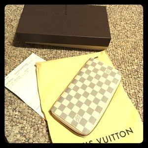 Louis Vuitton Zippy Organizer wallet. New
