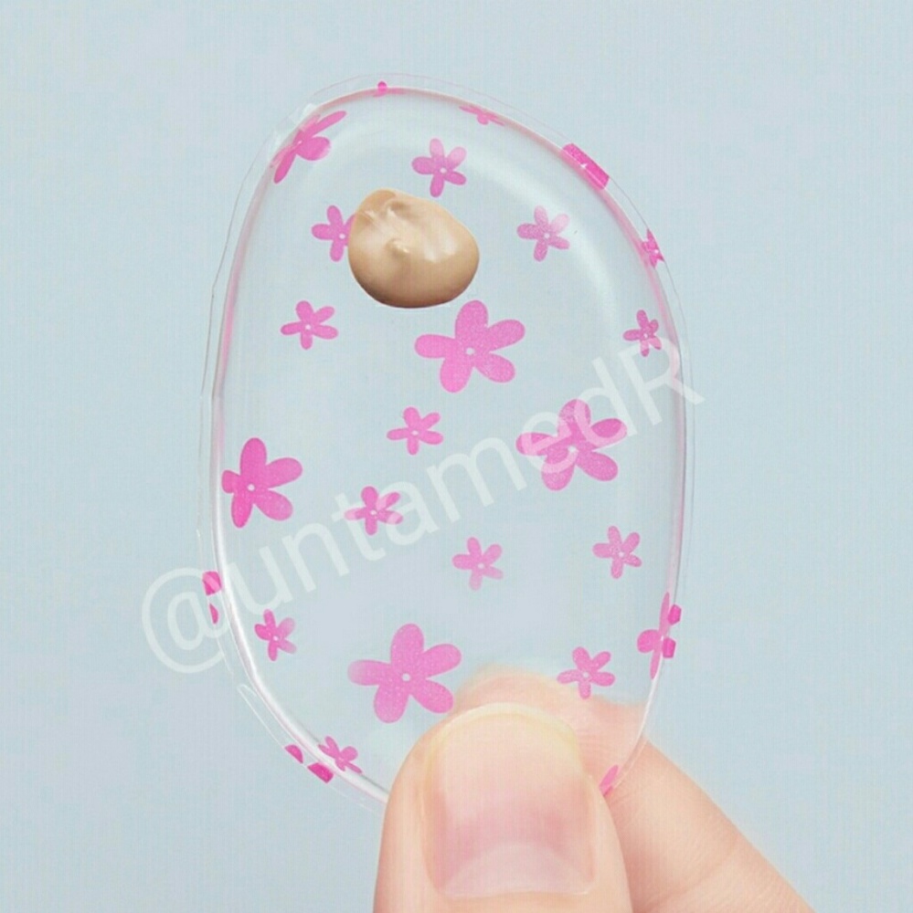 Clear/pink  Silicone makeup sponges.