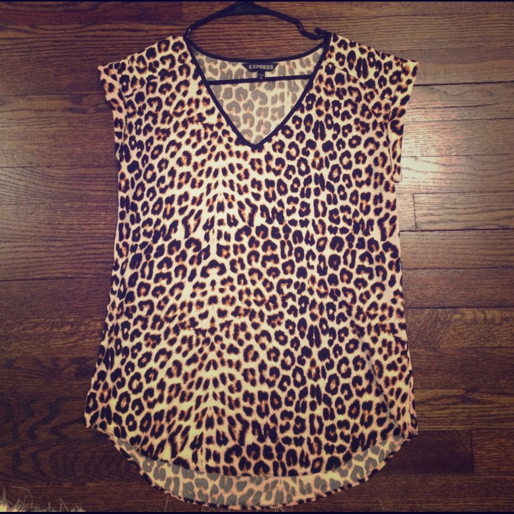 Rolled sleeve leopard print v-neck tee