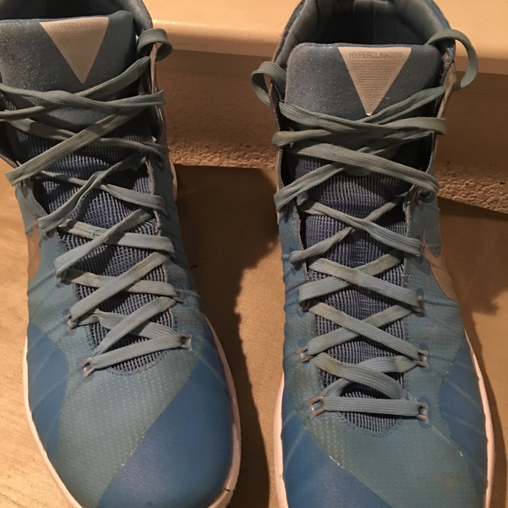 Men's tennis shoes