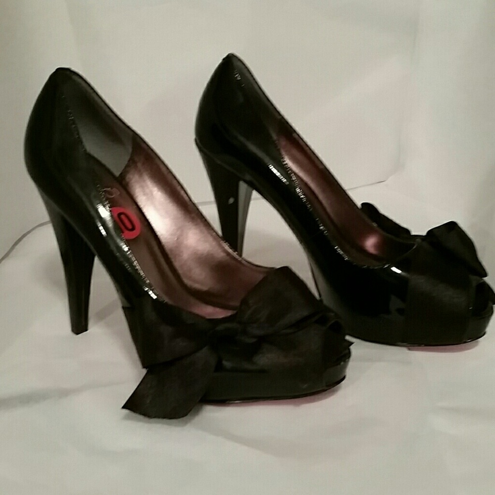 Paris Hilton Regal Black Pumps