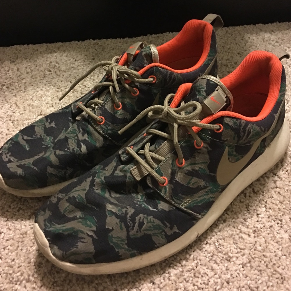 NIKE - ROSHE- Camo print