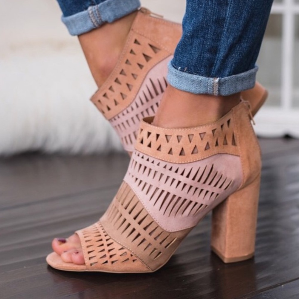 1 LEFT! HP 🎉NWT. Lazer cut blush pink block heels - Picture 2 of 8