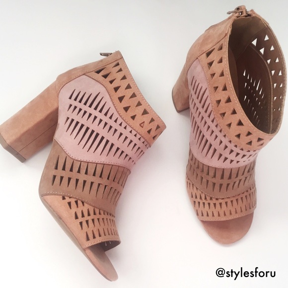 1 LEFT! HP ๐NWT. Lazer cut blush pink block heels - Picture 3 of 8