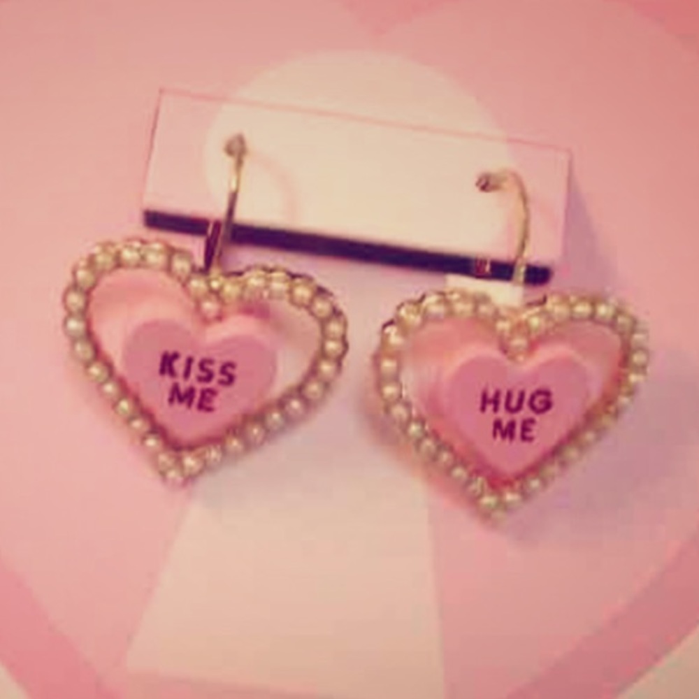 Betsey Johnson kiss me heart earrings dangle hook - Picture 2 of 4
