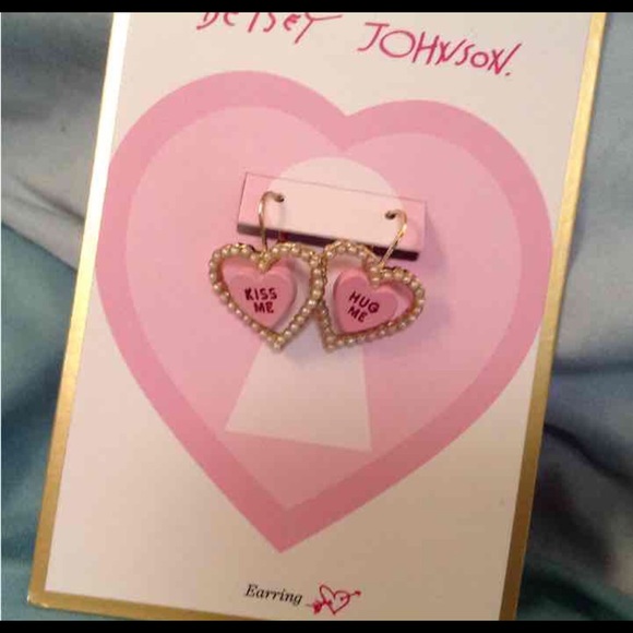 Betsey Johnson kiss me heart earrings dangle hook - Picture 4 of 4