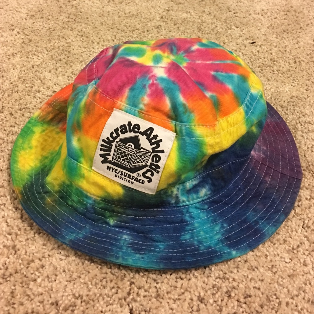 TIE-DYE BUCKET HAT