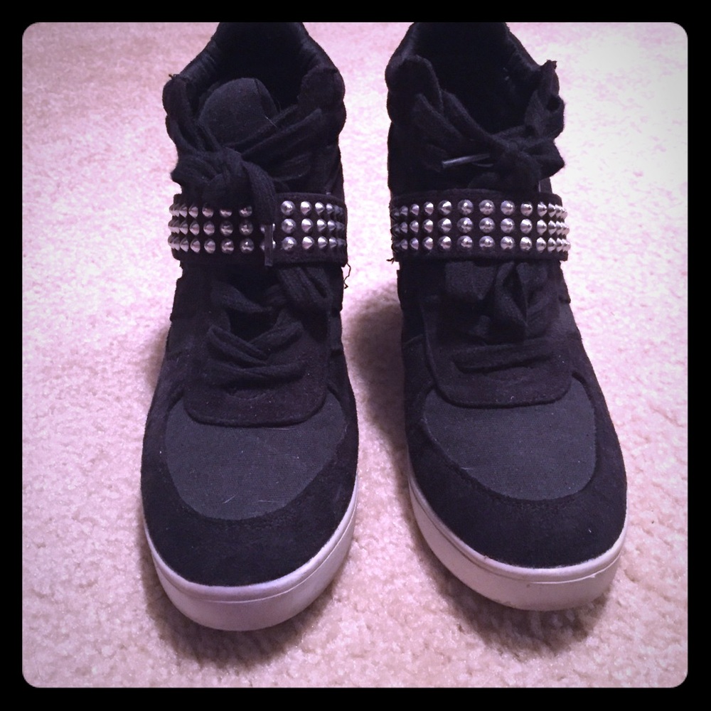 Olsenboye black booties