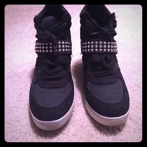 Olsenboye black booties