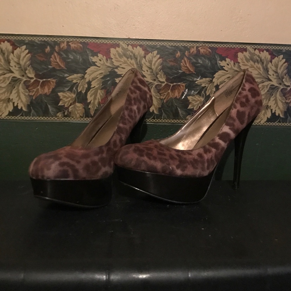 Leopard print platform heel