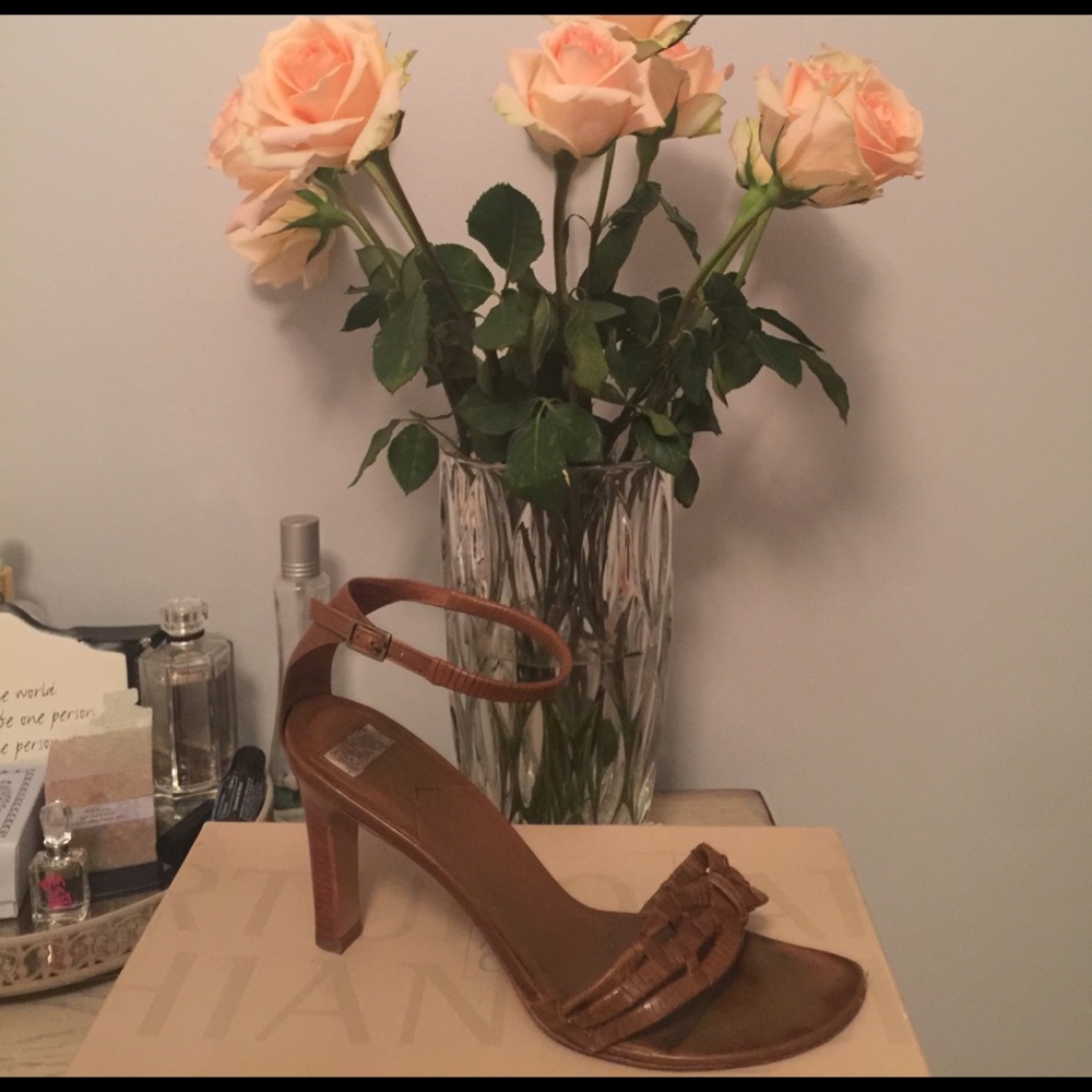 Versatile caramel brown heels