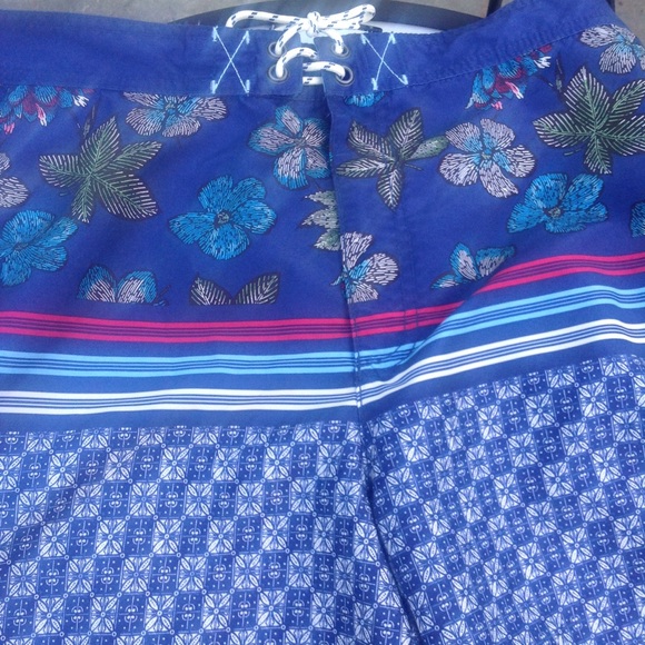 Tommy Bahama men's New swim trunks - Picture 2 of 3