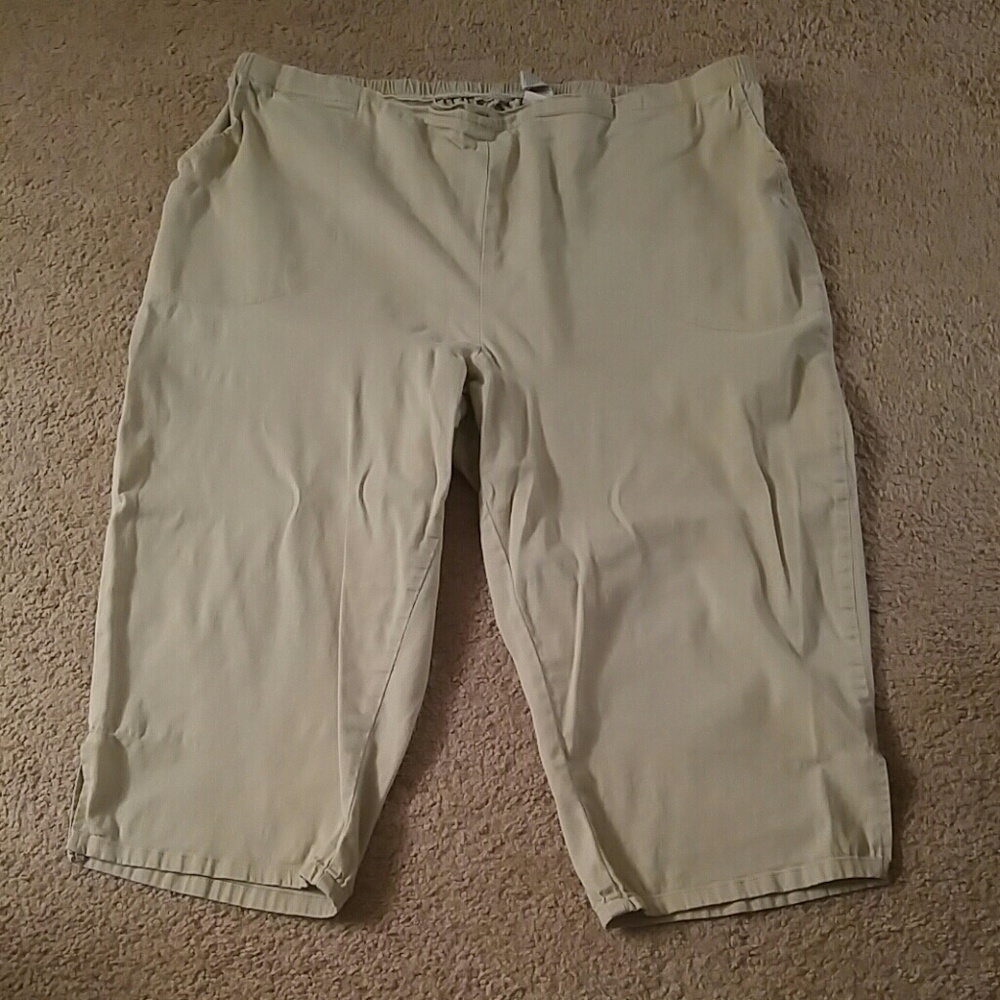 👖 Tan Capris 22/24