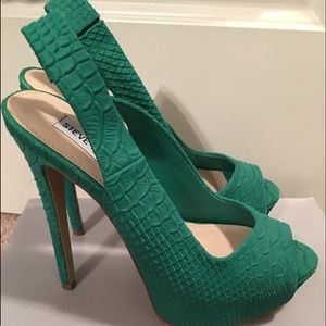 Kelly green slingback peep toe pumps