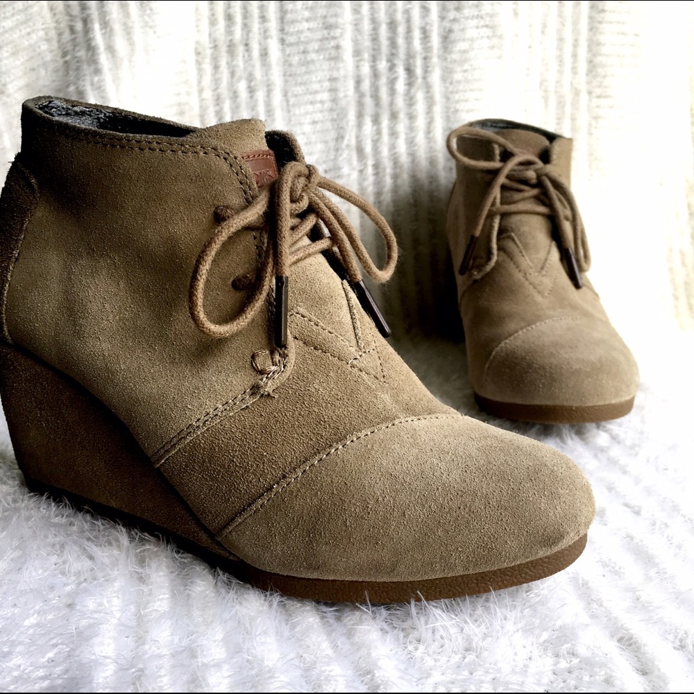 TOMS Desert wedge booties in taupe suede