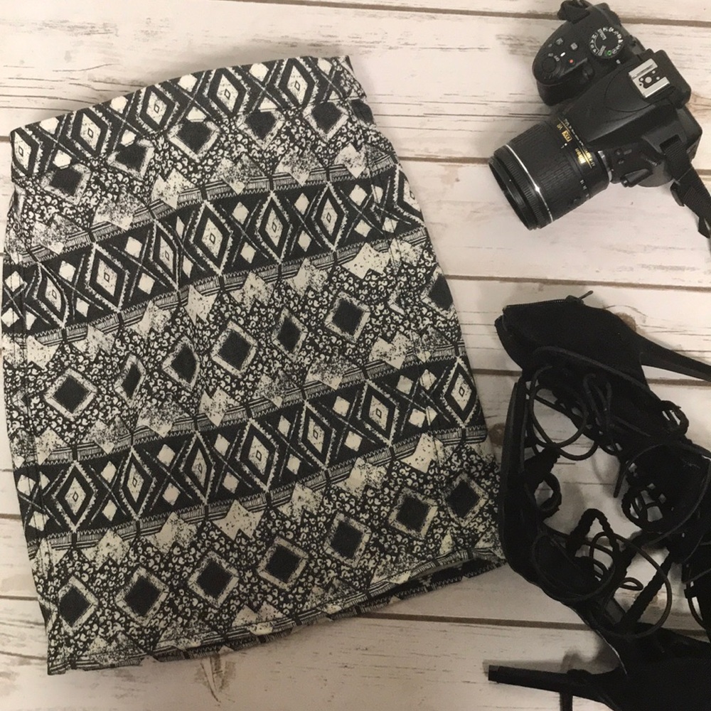 Black and white mini pencil skirt with zipper NWOT