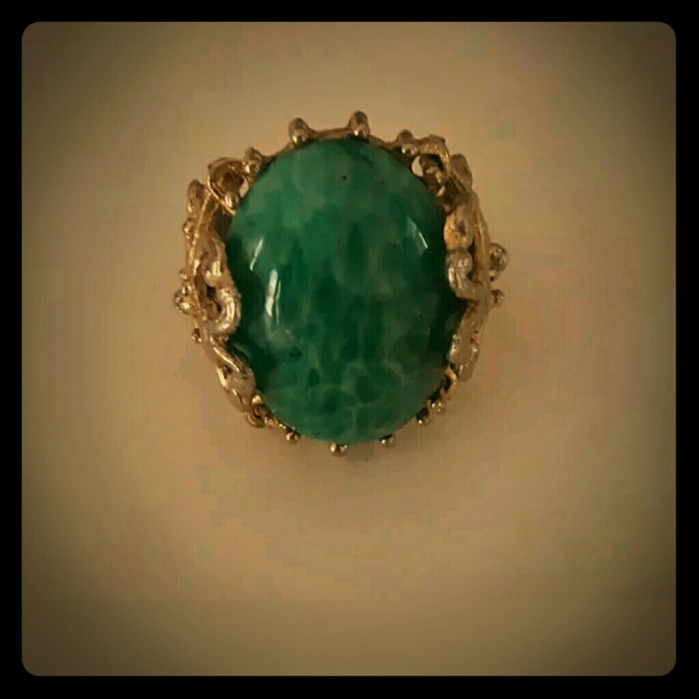 Green stone vintage ring