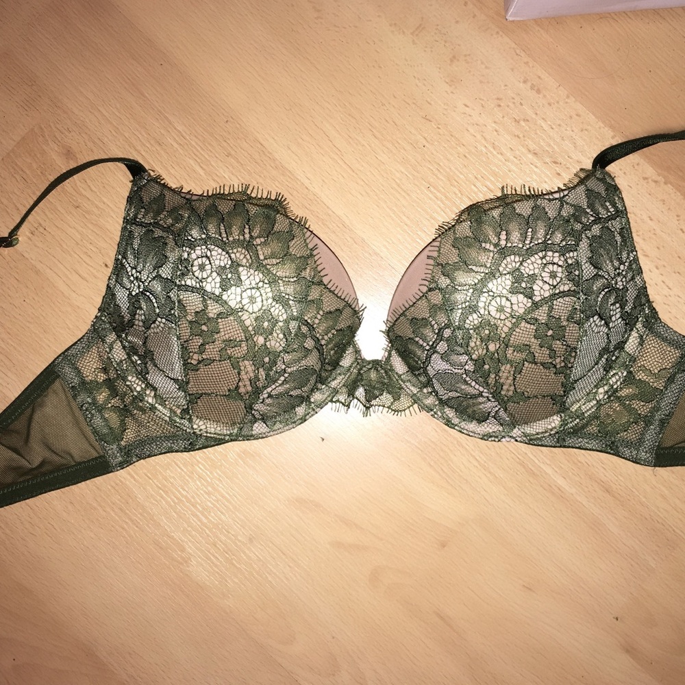 NEVER WORN victoria secret pushup bra