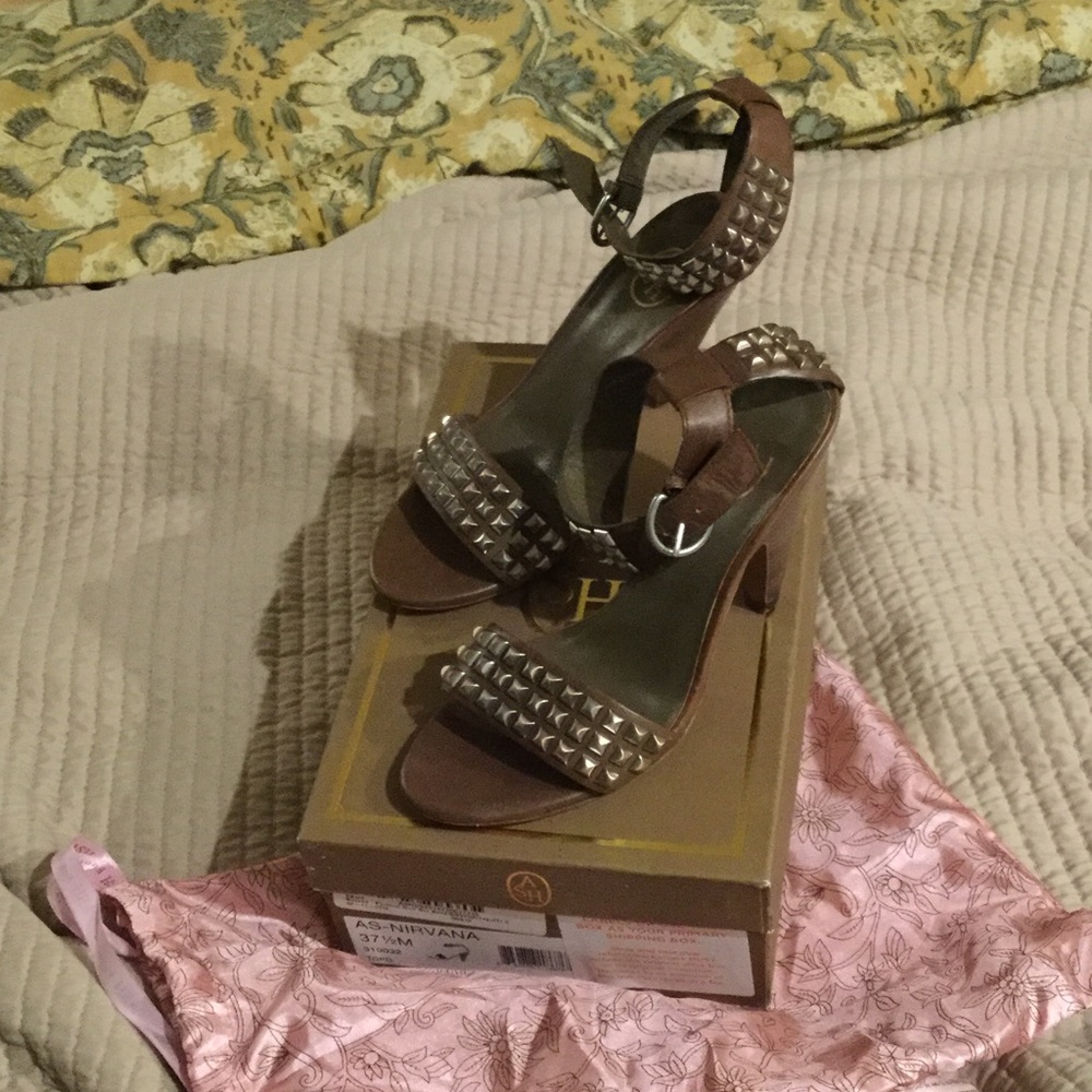 NEW Ash Nirvana Pyramid Stud in size 37.5