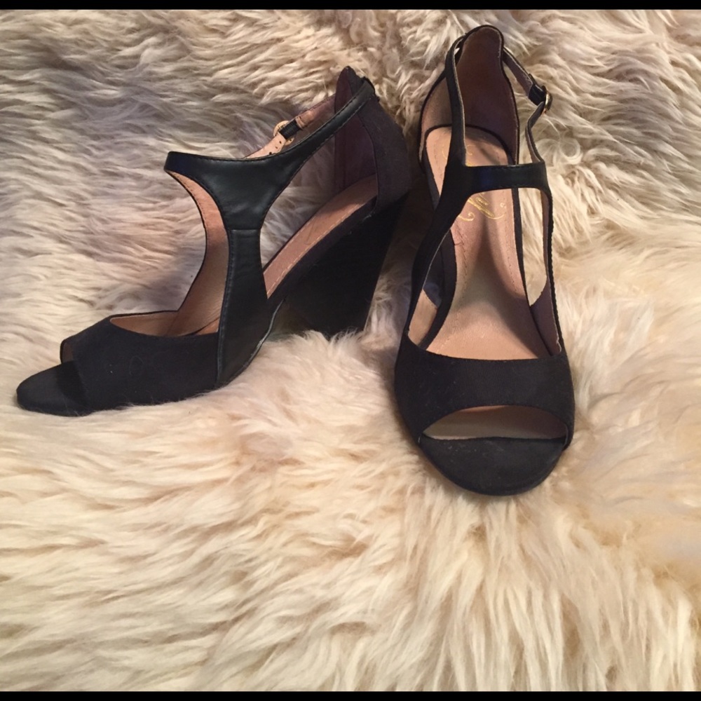 Envy black round peep toe