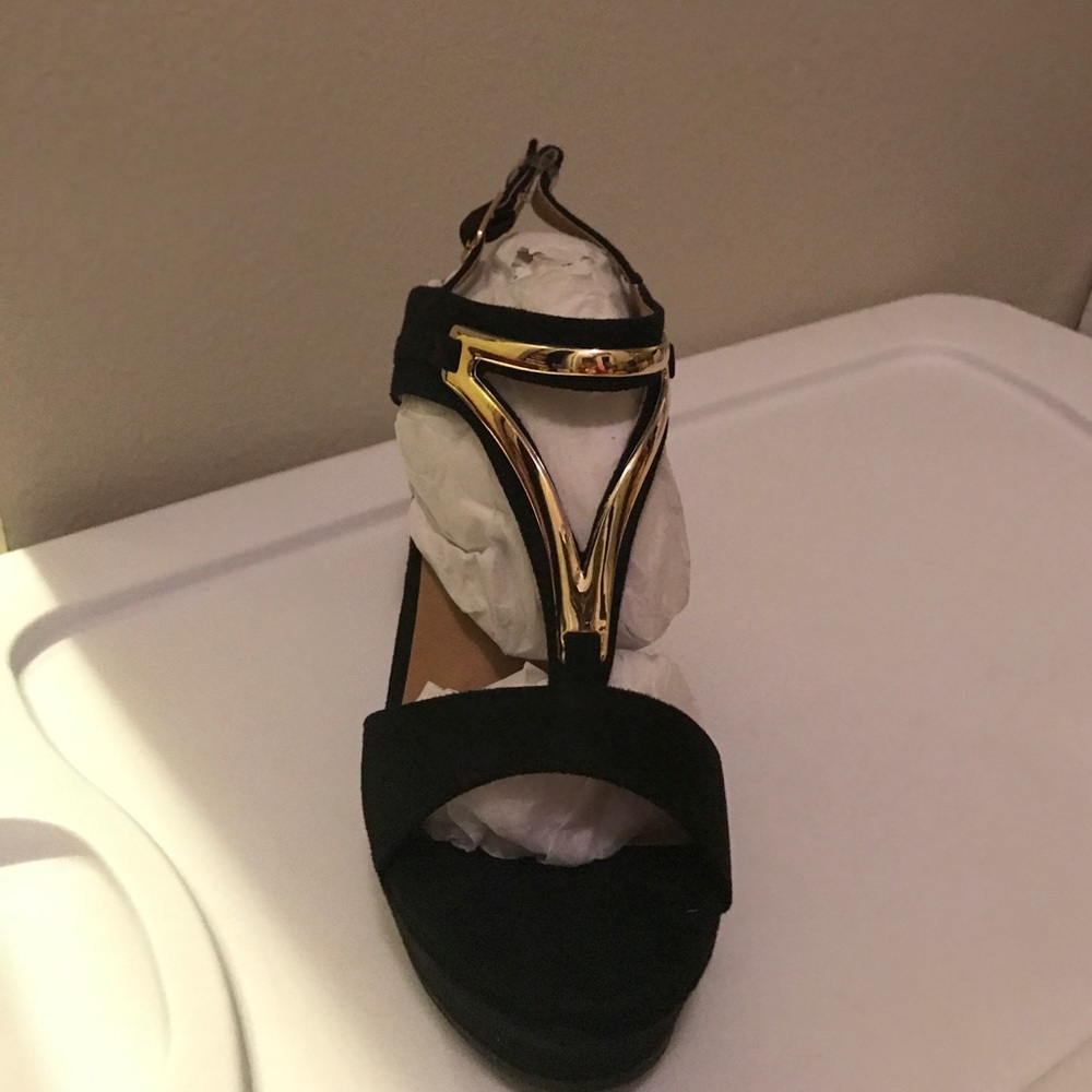 Black wedges