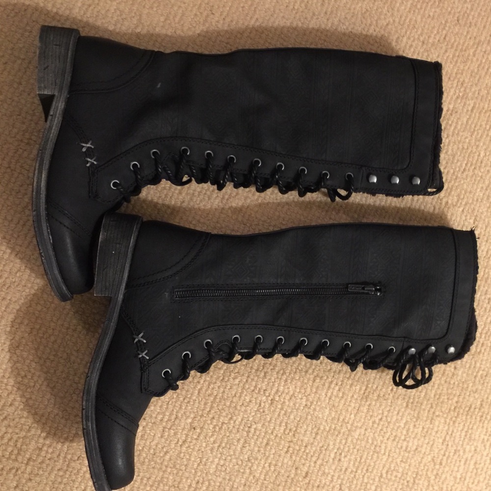 NWOT Awesome Roxy Boots