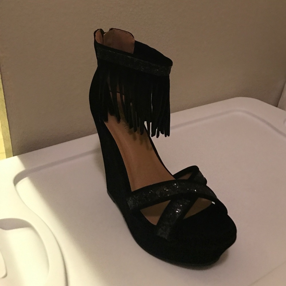 Black wedges