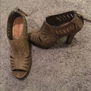 Pink & pepper, size 8.