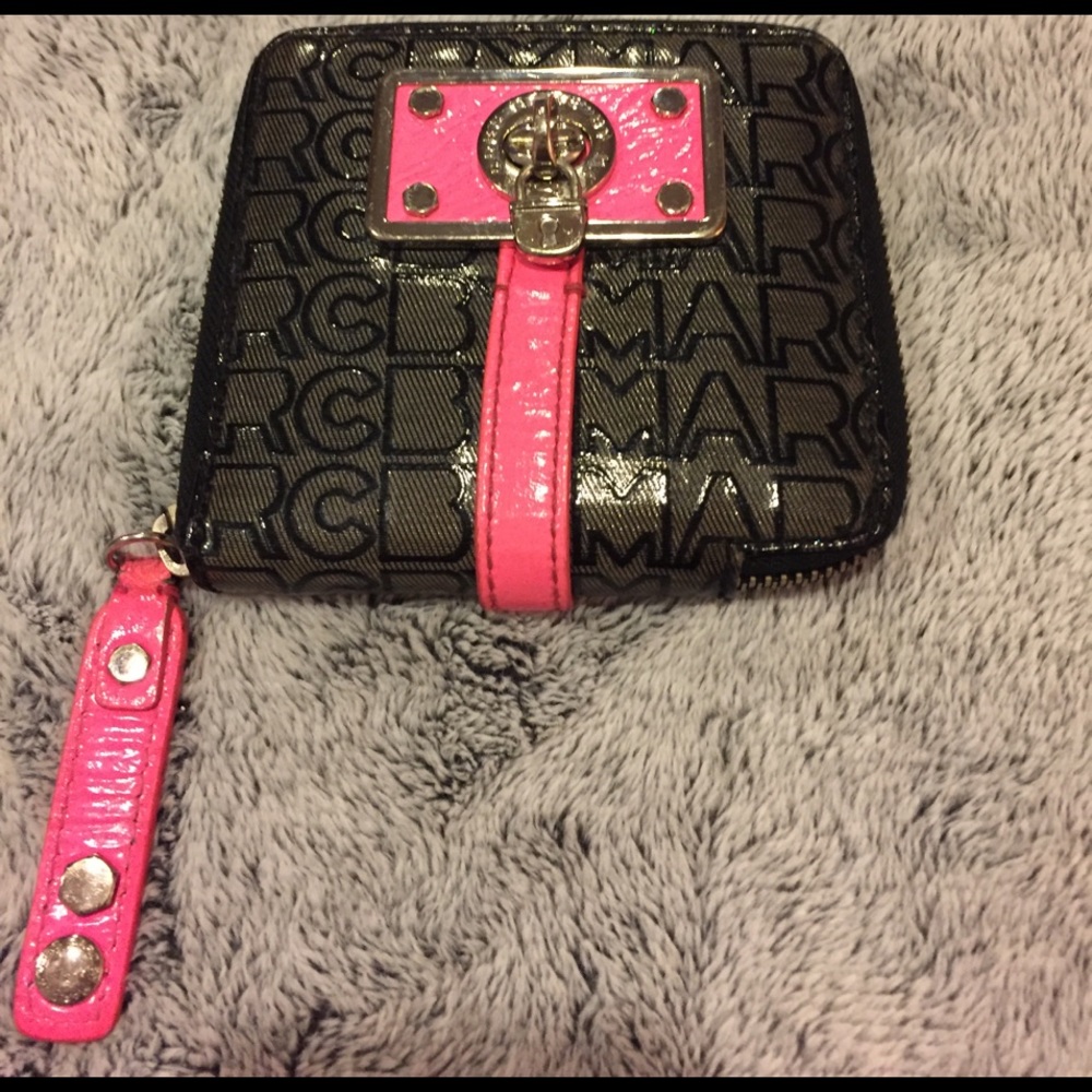 Marc jacobs printed logo zip neon pink wallet.