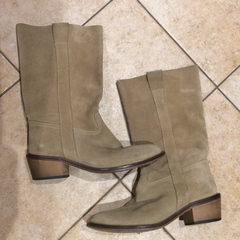 Suede beige boots