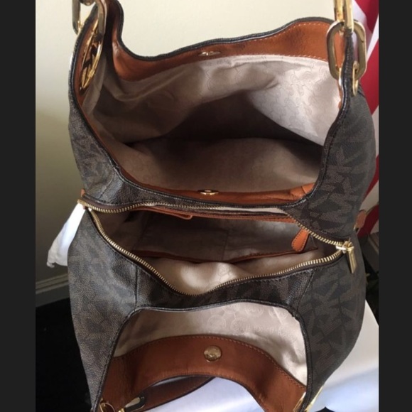 Michael Kors Fulton Shoulder Bag With Wallet - Picture 4 of 8