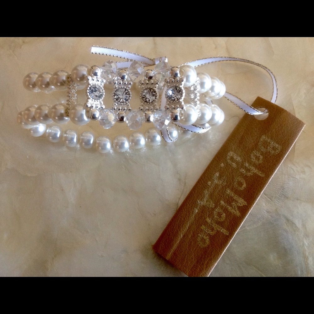 White pearls and rhinestone bracelet