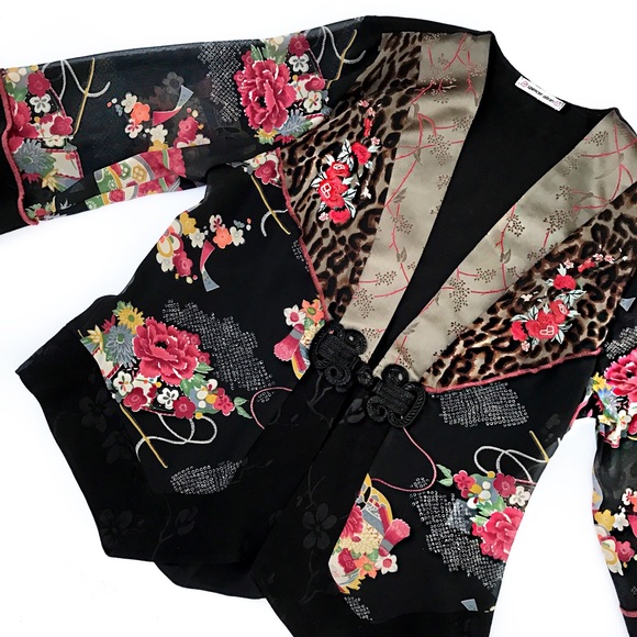 Vintage Tops - Vintage floral print kimono Vintage Tops - Vintage floral print kimono