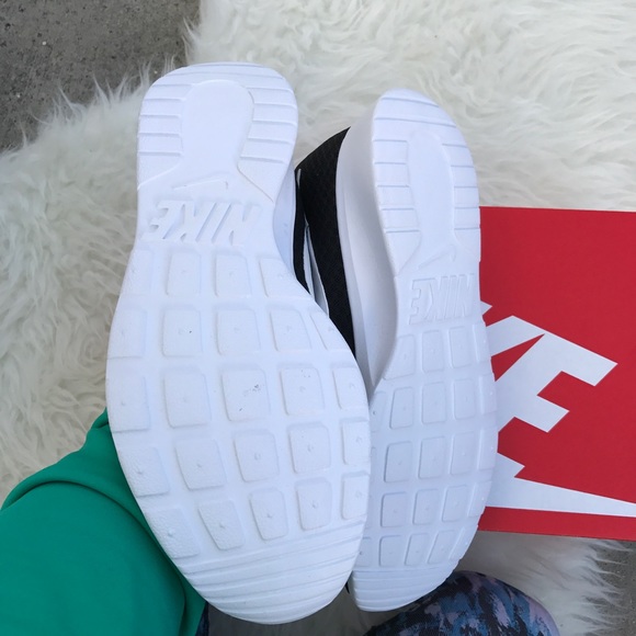 Nike women's black shoes sz 7.5 new - Picture 3 of 4