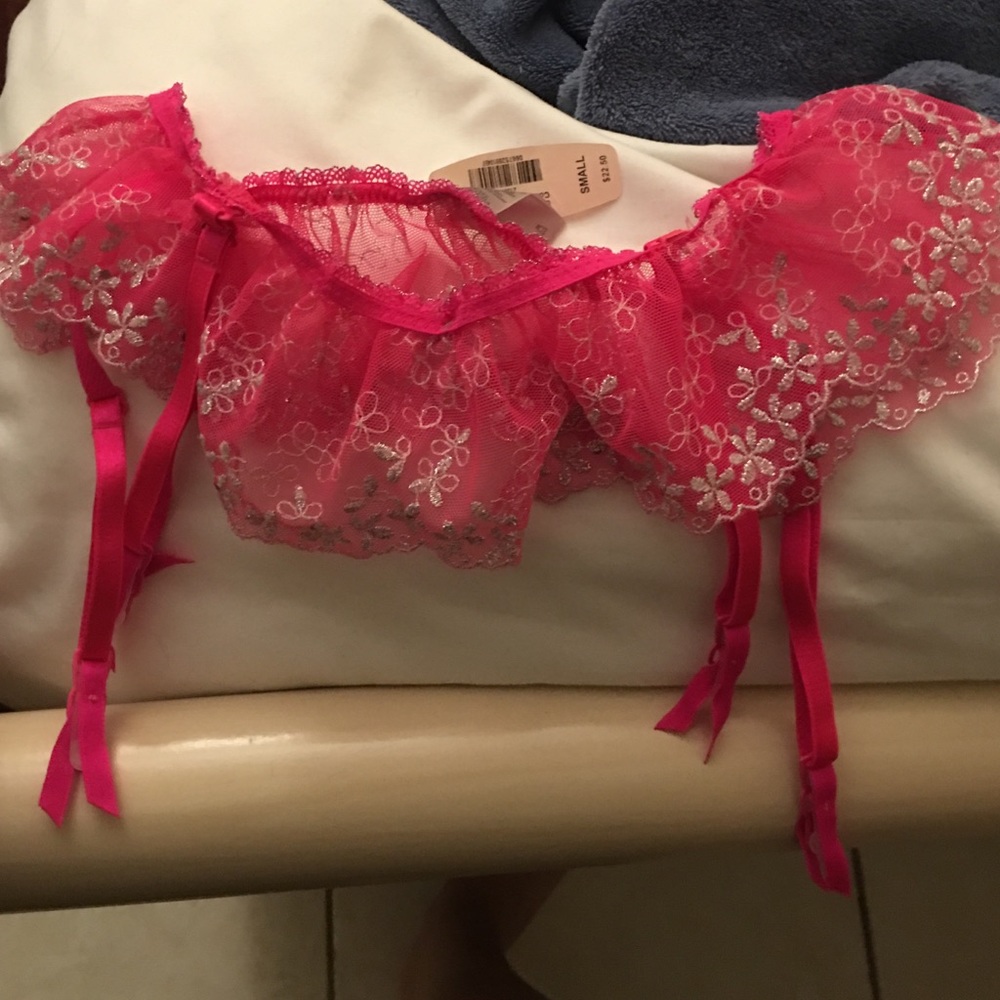 NWT VS Garter