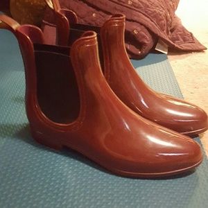 Super cute burgandy rain boots!