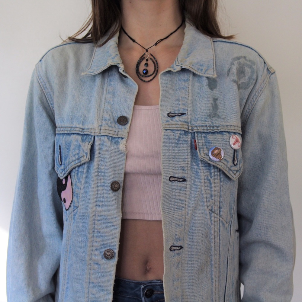 ❗️SOLD❗️Vintage Levis denim jacket w/ pins+patches