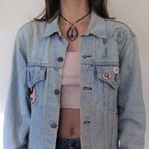 ❗️SOLD❗️Vintage Levis denim jacket w/ pins+patches