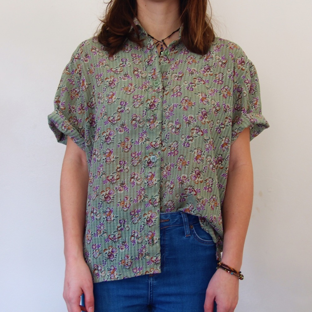 ❗️SOLD❗️Vintage floral pattern button up