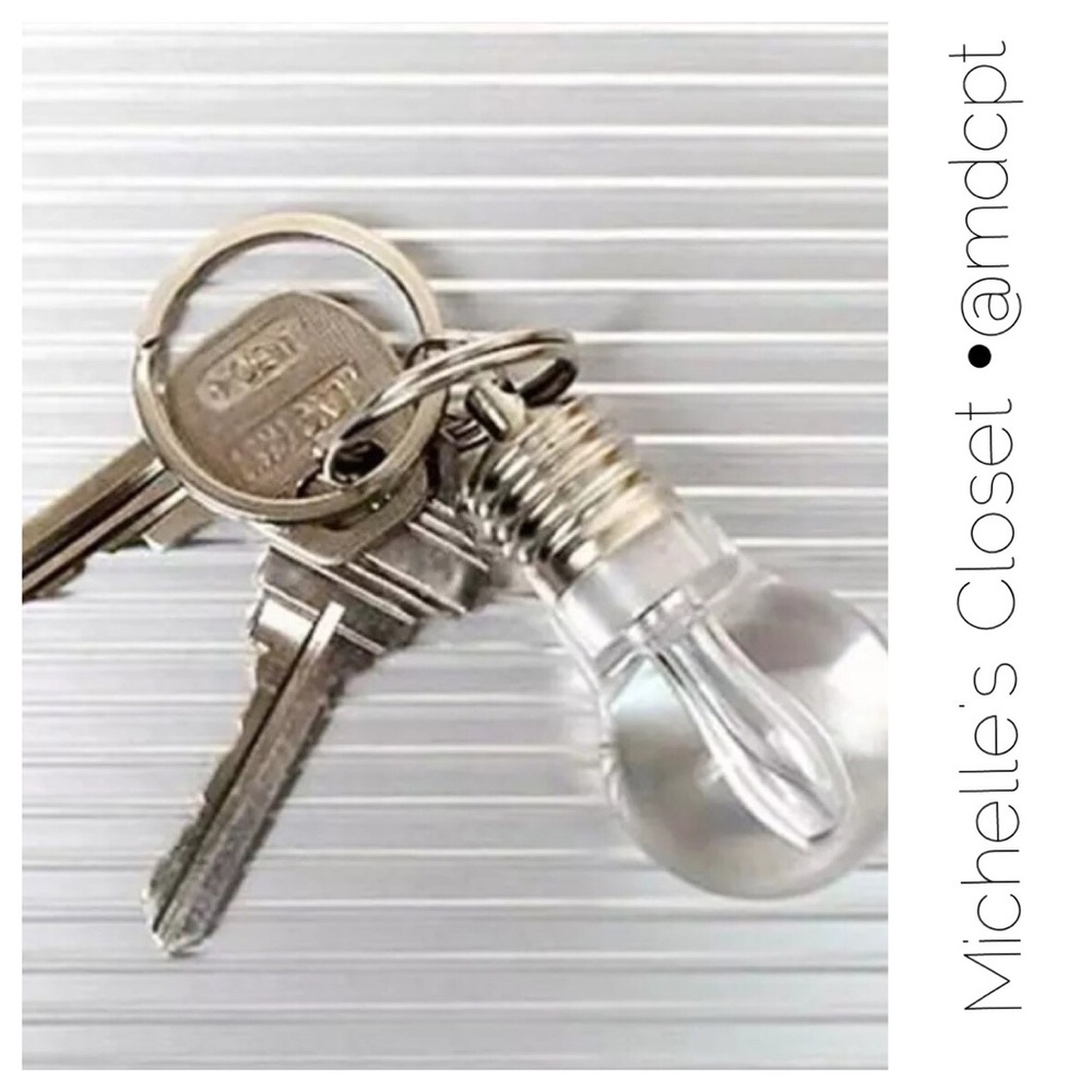 Lightbulb keychain