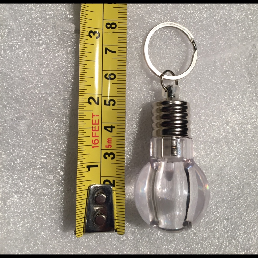 Lightbulb keychain - Picture 3 of 4